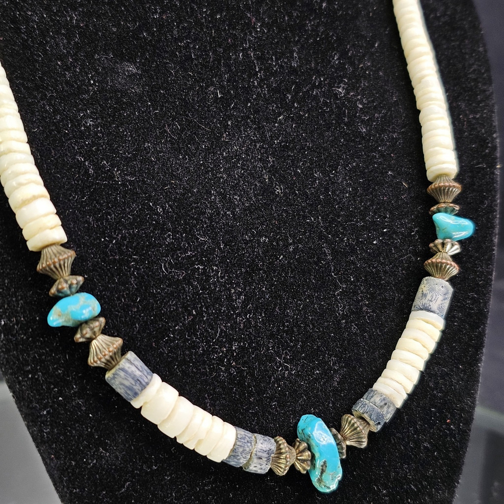Vintage Authentic Southwest Graduated Puka Shell Necklace With Turquoise Stones - Picture 3 of 8